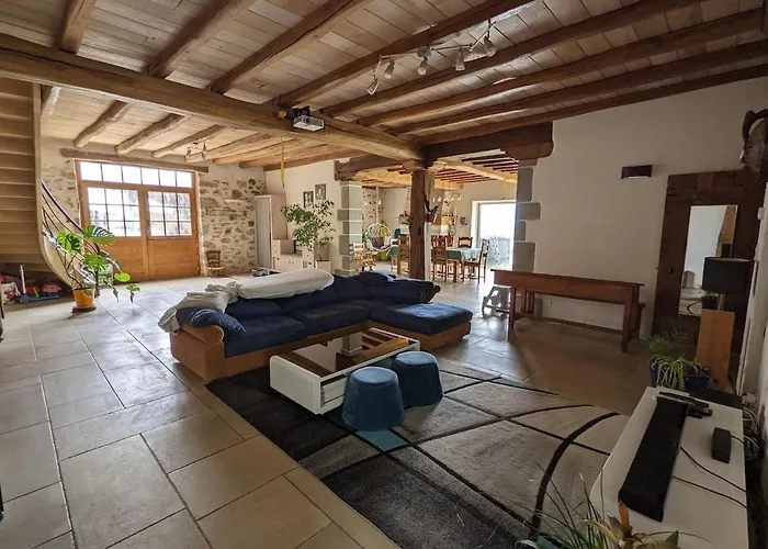 Grande Ferme Basque Proche Montagnes Et Plages