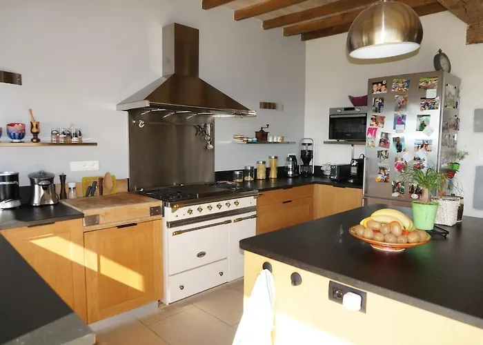 Grande Ferme Basque Proche Montagnes Et Plages