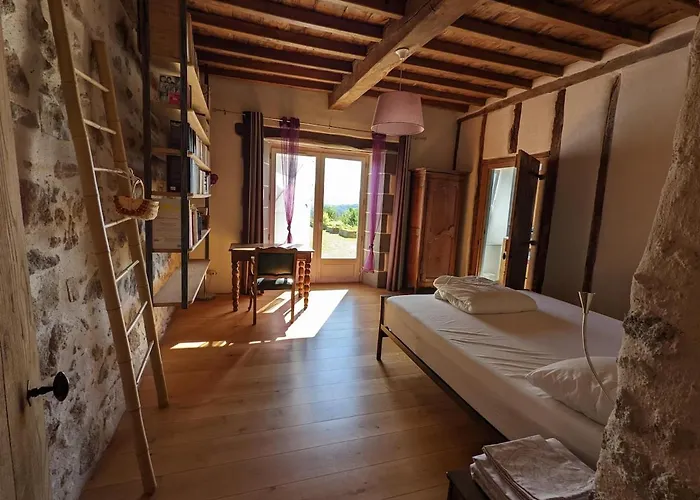 Grande Ferme Basque Proche Montagnes Et Plages